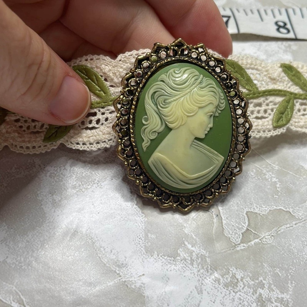Handmade choker with vintage cameo pendant - Picture 5 of 8